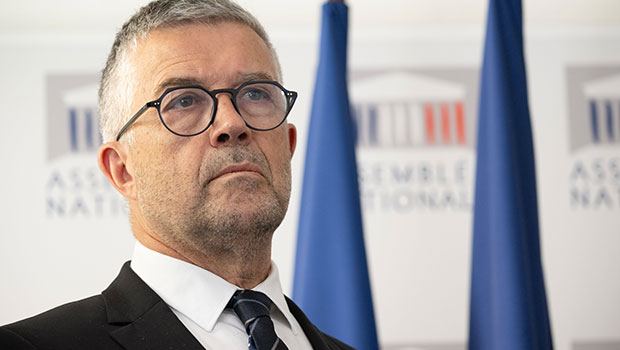 découvrez pourquoi selon chenu, emmanuel macron est considéré comme le pire président de la république française. analyse, arguments et points de vue sur sa gouvernance.
