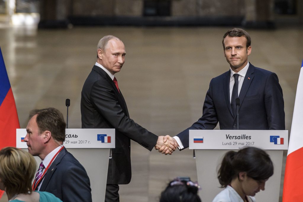 découvrez les principales initiatives d'emmanuel macron concernant la russie, leur impact sur les relations diplomatiques, économiques et la sécurité européenne.