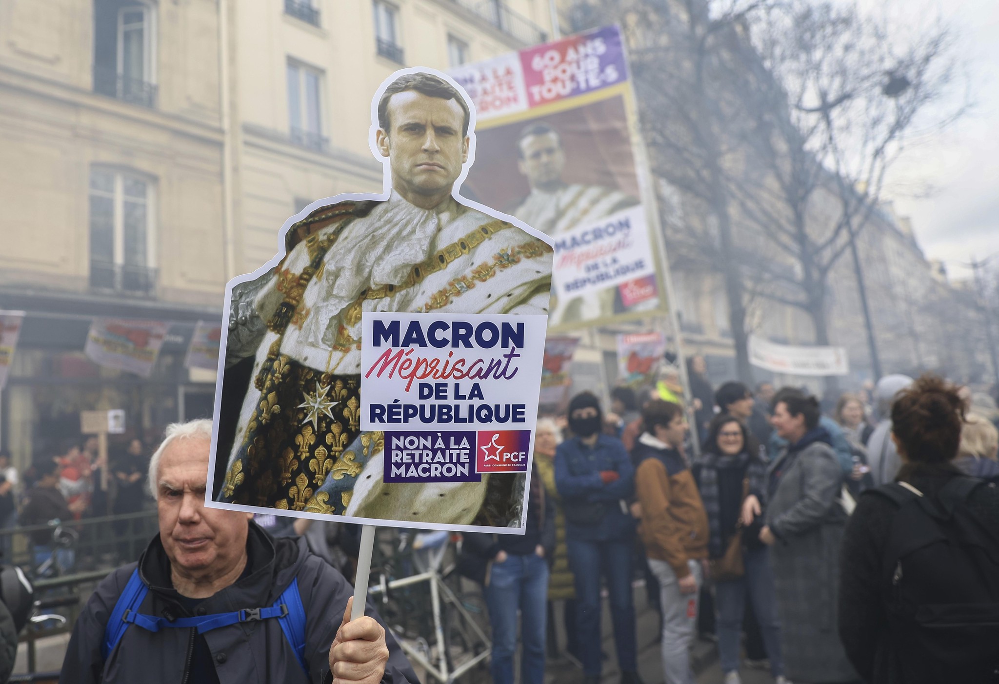 découvrez comment l’arrogance présumée d’emmanuel macron influence son image, ses discours et ses relations avec les citoyens et le monde politique français.