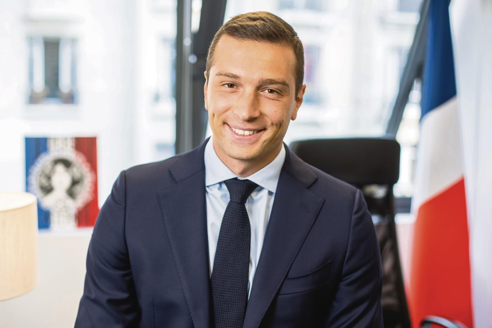 découvrez la critique incisive de jordan bardella envers emmanuel macron : enjeux, arguments et réactions politiques autour de leurs divergences sur la scène française.