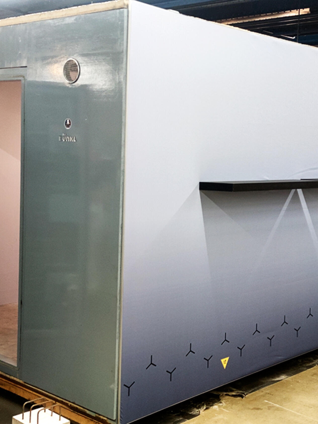 découvrez comment le concept du bunker de luxe fascine l'élite française, avec un focus sur emmanuel macron. sécurité, confort et innovation haut de gamme se rencontrent dans ces refuges exclusifs. plongez dans l'univers secret des bunkers présidentiels.