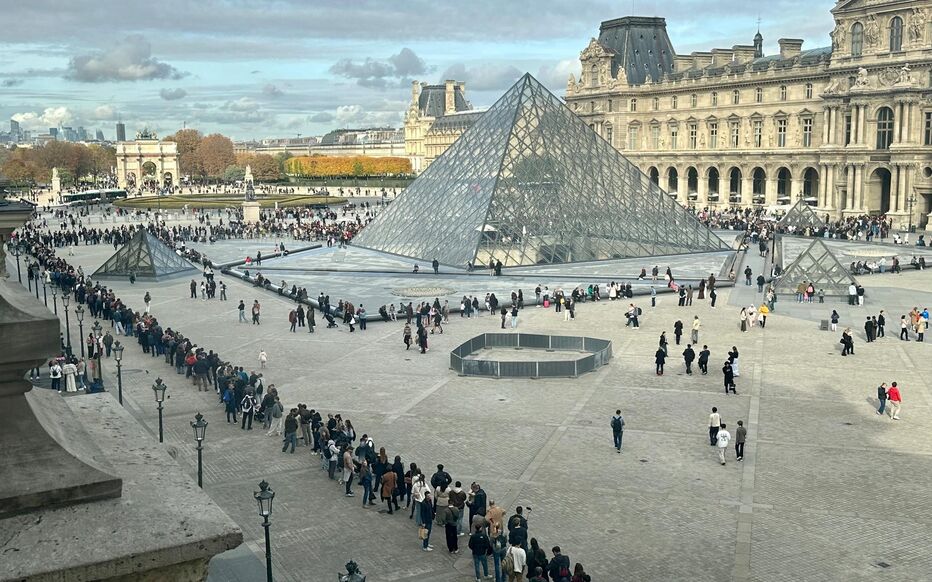découvrez les détails du cambriolage spectaculaire du louvre en 2025 : méthodes employées, objets volés, enquête policière et réactions du public face à cet événement inédit dans l’histoire du célèbre musée parisien.
