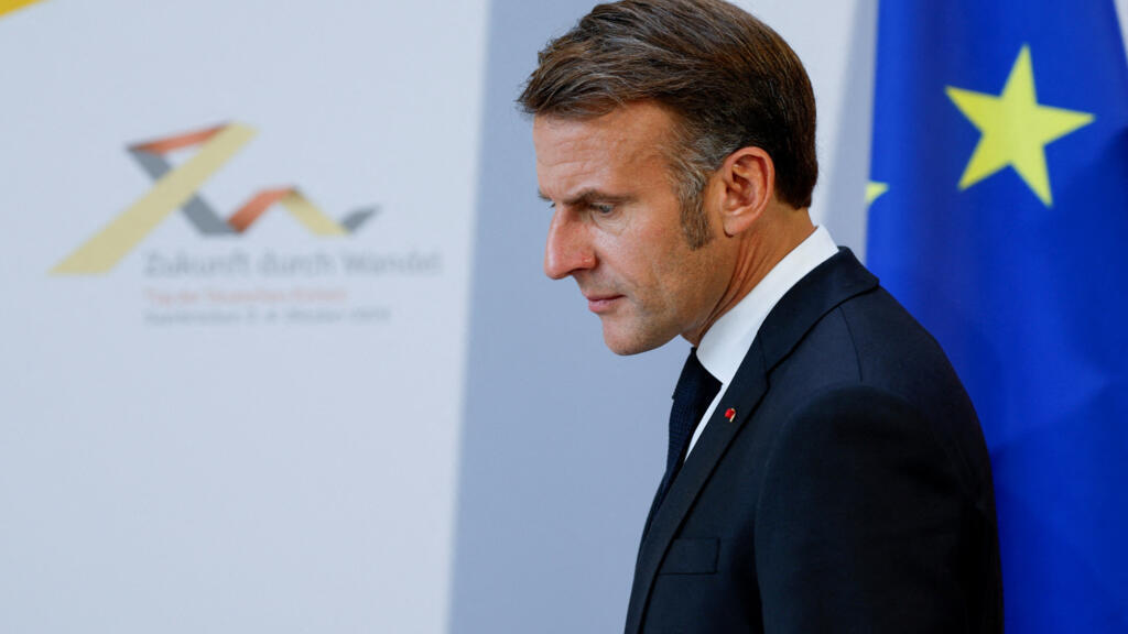 découvrez les raisons et les conséquences du départ d'emmanuel macron : analyse, réactions politiques et enjeux pour la france.
