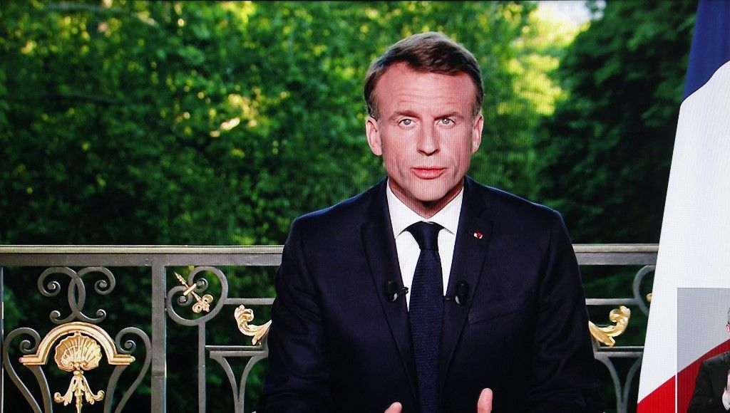 découvrez les enjeux et conséquences de la dissolution de l'assemblée nationale décidée par emmanuel macron. analyse des motivations, réactions politiques et impact sur la vie politique française.