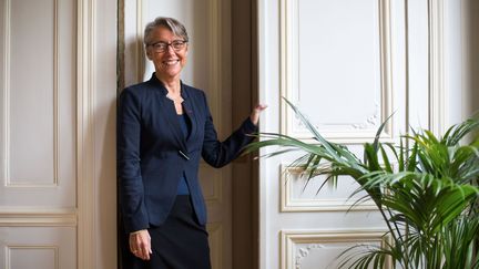 découvrez le parcours politique d'élisabeth borne, de ses débuts dans la haute fonction publique jusqu'à son rôle de première ministre, en passant par ses fonctions clés au sein du gouvernement français.