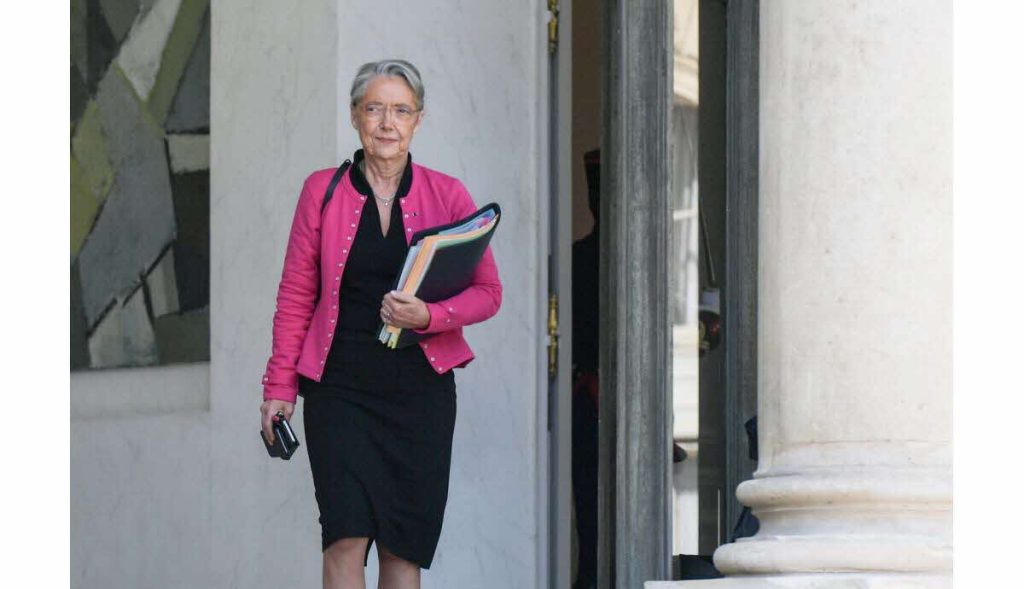 découvrez le parcours politique d'élisabeth borne, de ses débuts dans la haute fonction publique jusqu'à ses fonctions ministérielles et son rôle de première ministre en france.