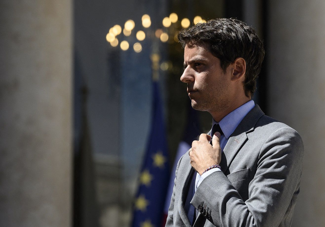 découvrez qui est gabriel attal, un visage incontournable de la politique française, son parcours, ses idées et son influence sur la scène politique actuelle.