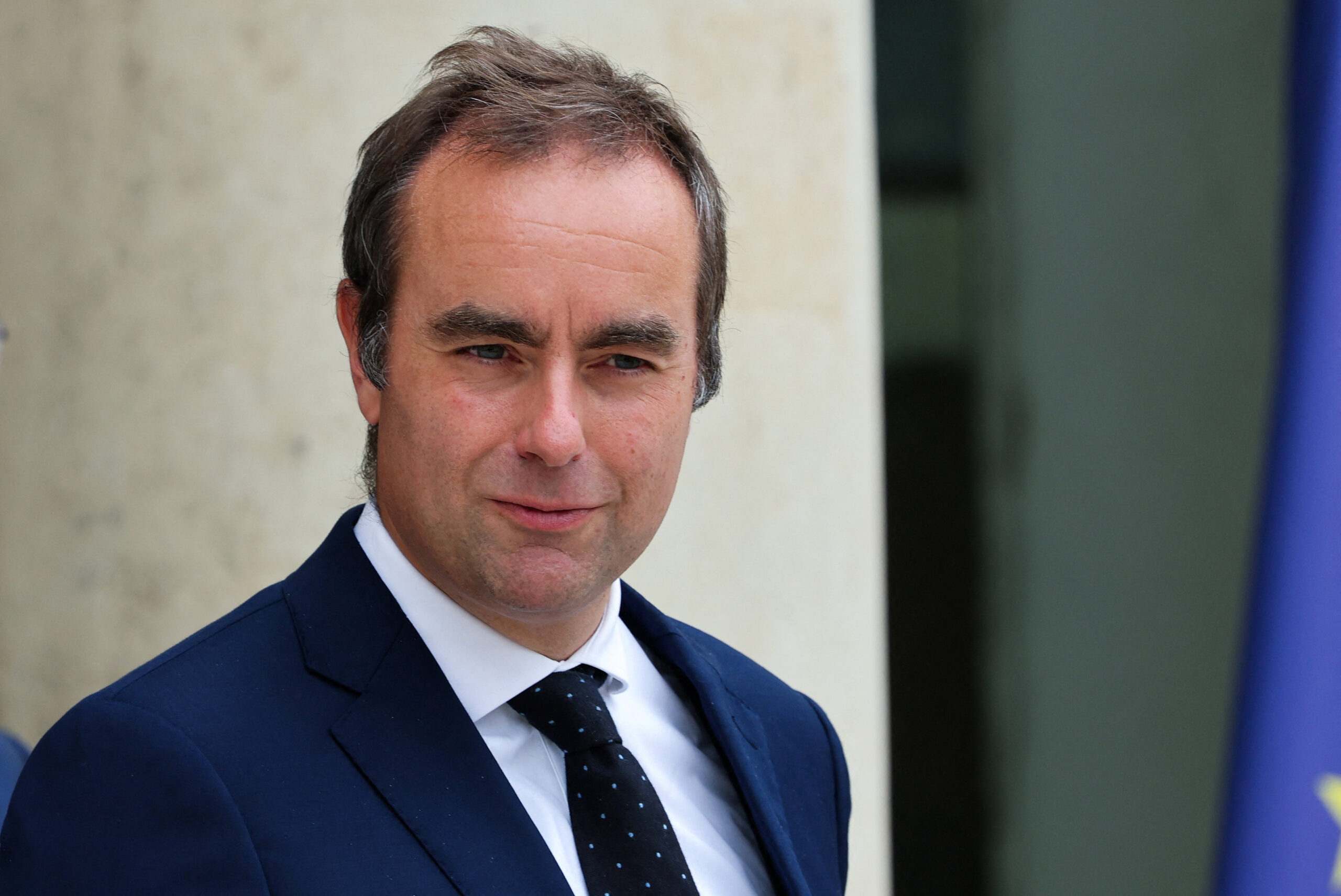découvrez comment lecornu impressionne tandis que philippe fait sensation avec une plongée audacieuse. analyse, réactions et moments forts de cet événement marquant.