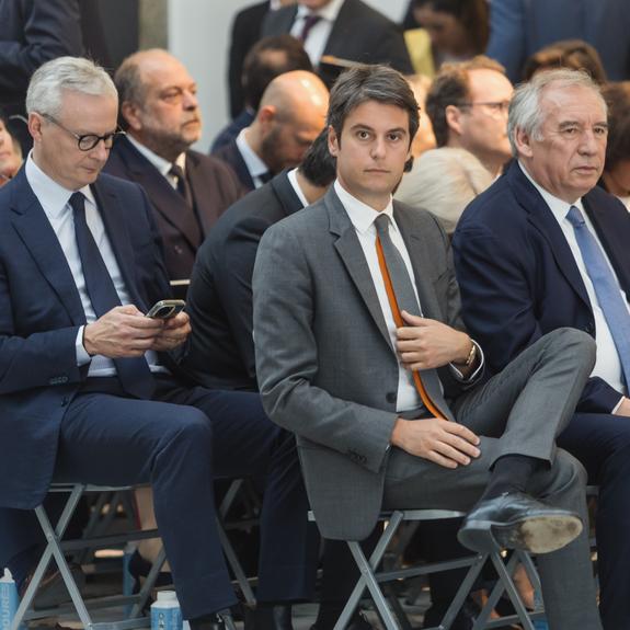 découvrez les principales limites de la dissolution de l'assemblée nationale en france : conditions, procédures et conséquences pour le pouvoir exécutif et législatif.