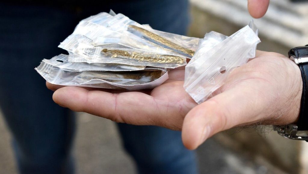 découvrez les enjeux et les stratégies de la lutte contre le trafic de drogue : actions des autorités, impact social et solutions innovantes pour combattre ce fléau.