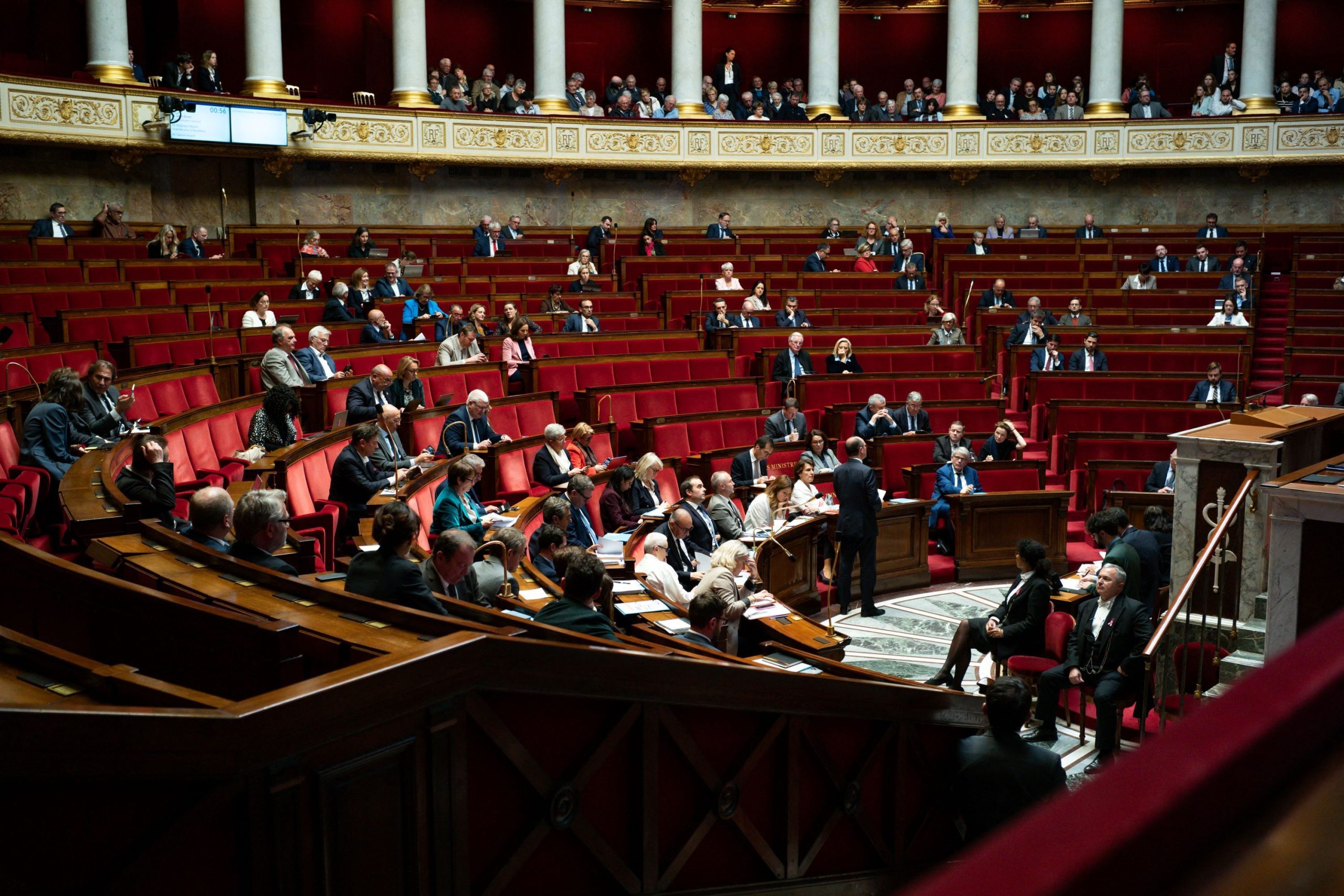 découvrez comment emmanuel macron s'oppose à l'influence croissante des algorithmes dans la société, analysant les enjeux pour la démocratie, l'éducation et la régulation technologique en france.