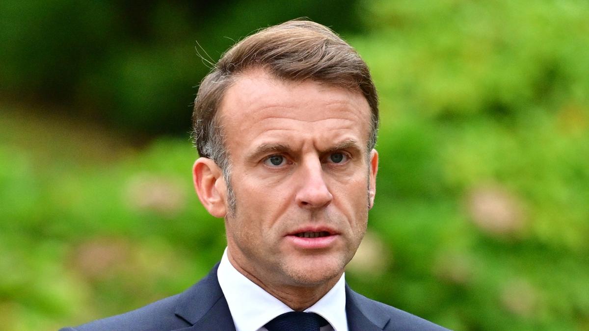 découvrez pourquoi emmanuel macron fait l’objet de critiques après la révélation de sms échangés avec un célèbre acteur. détails sur la polémique et réactions du public.