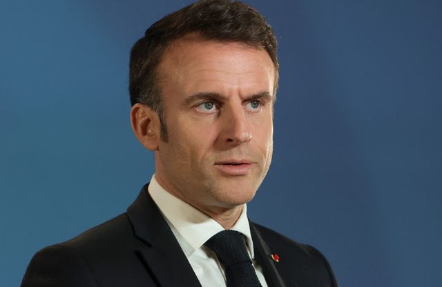 découvrez pourquoi emmanuel macron est critiqué après l'échange de sms avec un acteur : analyse des réactions et des enjeux dans l'actualité française.