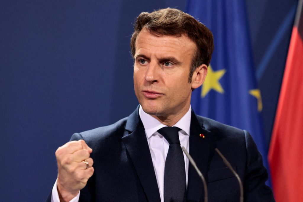 découvrez l'évolution et les facteurs du déclin d'emmanuel macron, président de la république française, à travers une analyse des enjeux politiques, économiques et sociaux.