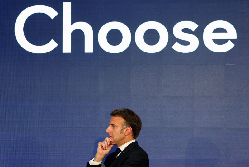 découvrez comment la position d'emmanuel macron est fragilisée face aux réactions des marchés financiers et les enjeux économiques pour la france.