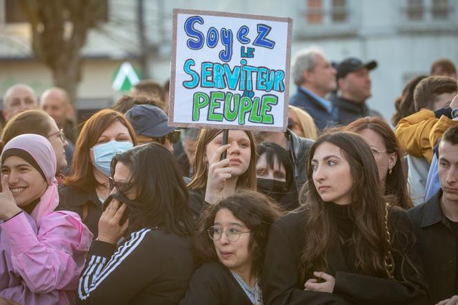 découvrez comment emmanuel macron fait face à la rébellion en france : analyses des enjeux, réactions politiques et conséquences pour l'avenir du pays.