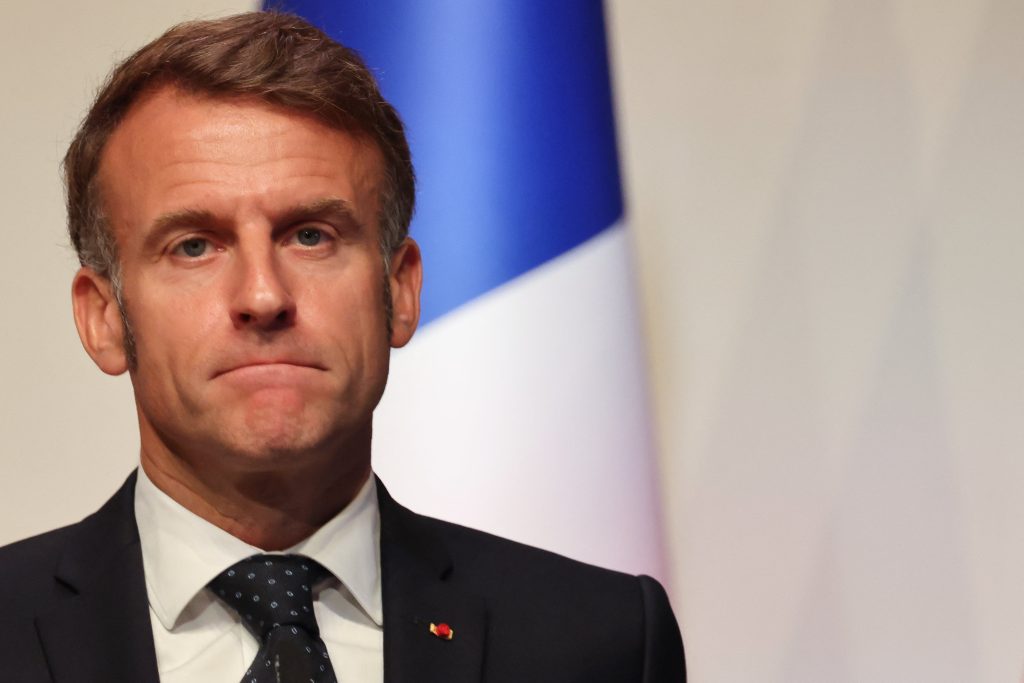 découvrez l'analyse du 'jeu du poulet' dans la stratégie politique d'emmanuel macron et comment cette tactique influence le paysage politique français.