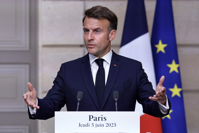 découvrez comment emmanuel macron est devenu, presque par accident, le leader européen incontournable face aux défis actuels, entre ambitions personnelles et réalités géopolitiques.