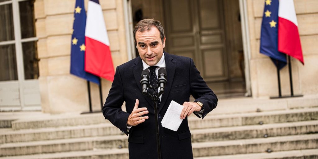 découvrez tout sur la passation de pouvoir prévue en 2026 pour emmanuel macron : actualités, enjeux et scénarios possibles sur la scène politique française.