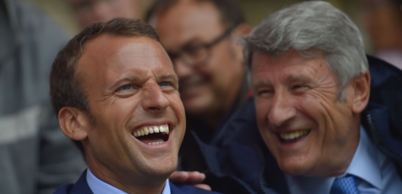 découvrez pourquoi emmanuel macron affiche un sourire radieux dans cette nouvelle actualité. analyse, contexte et réactions autour du président français souriant.