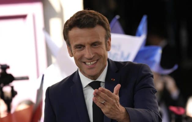 découvrez l’image d’emmanuel macron souriant, symbole d’un président accessible et optimiste. analyse de sa communication et de ses messages à travers son sourire.