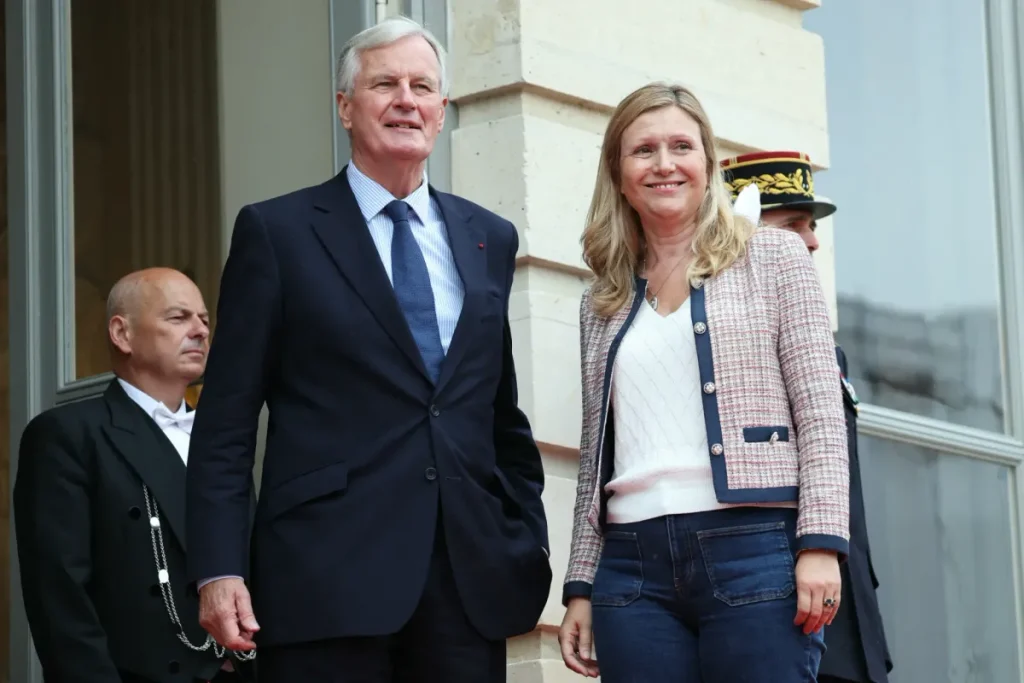 découvrez comment emmanuel macron apporte son soutien à xavier bertrand et yaël braun-pivet dans le contexte politique actuel, et quels enjeux cela soulève pour la majorité présidentielle.