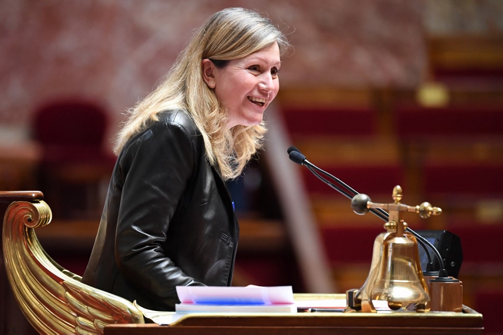 découvrez comment emmanuel macron soutient publiquement xavier bertrand et yaël braun-pivet dans le contexte politique actuel. analyse et réaction autour de cet appui présidentiel.