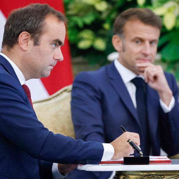 découvrez comment emmanuel macron fait face à un tumulte politique sans précédent en france, entre tensions sociales et défis institutionnels. analyse des enjeux et perspectives.