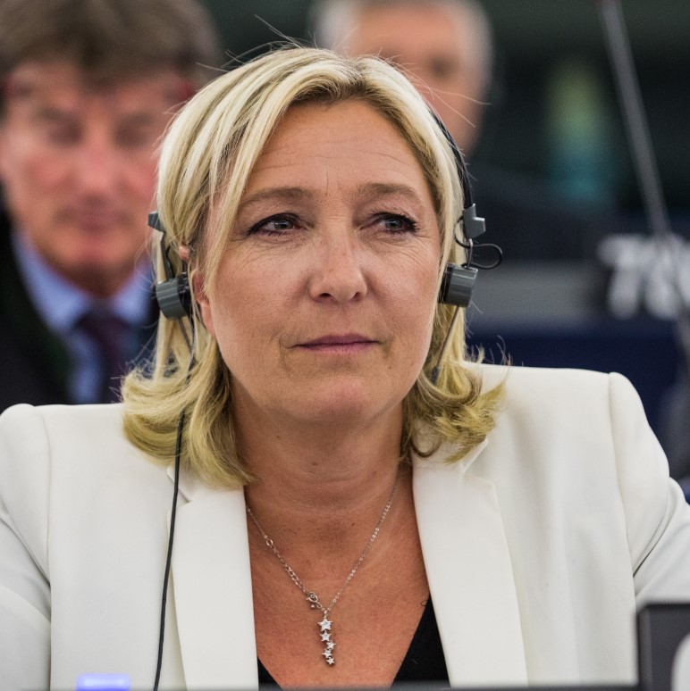 découvrez le parcours de marine le pen, femme politique française, son ascension au sein du front national, ses prises de position et son influence sur la vie politique en france.