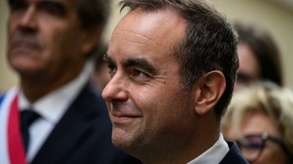 découvrez la liste complète des ministres et membres du cabinet de sébastien lecornu, leurs rôles et missions au sein du gouvernement français.