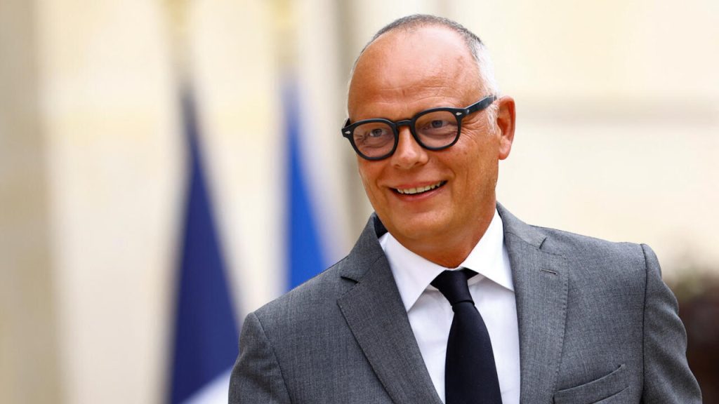 l'ancien premier ministre édouard philippe exhorte emmanuel macron à organiser des élections anticipées en france. découvrez les raisons et les enjeux de cet appel politique majeur.