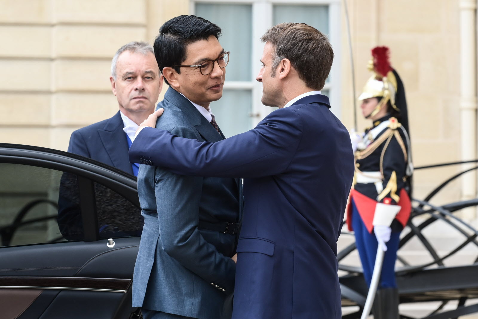 découvrez comment le président rajoelina consolide son pouvoir à madagascar grâce à une collaboration stratégique avec emmanuel macron. analyse des enjeux politiques et des impacts sur les relations franco-malgaches.