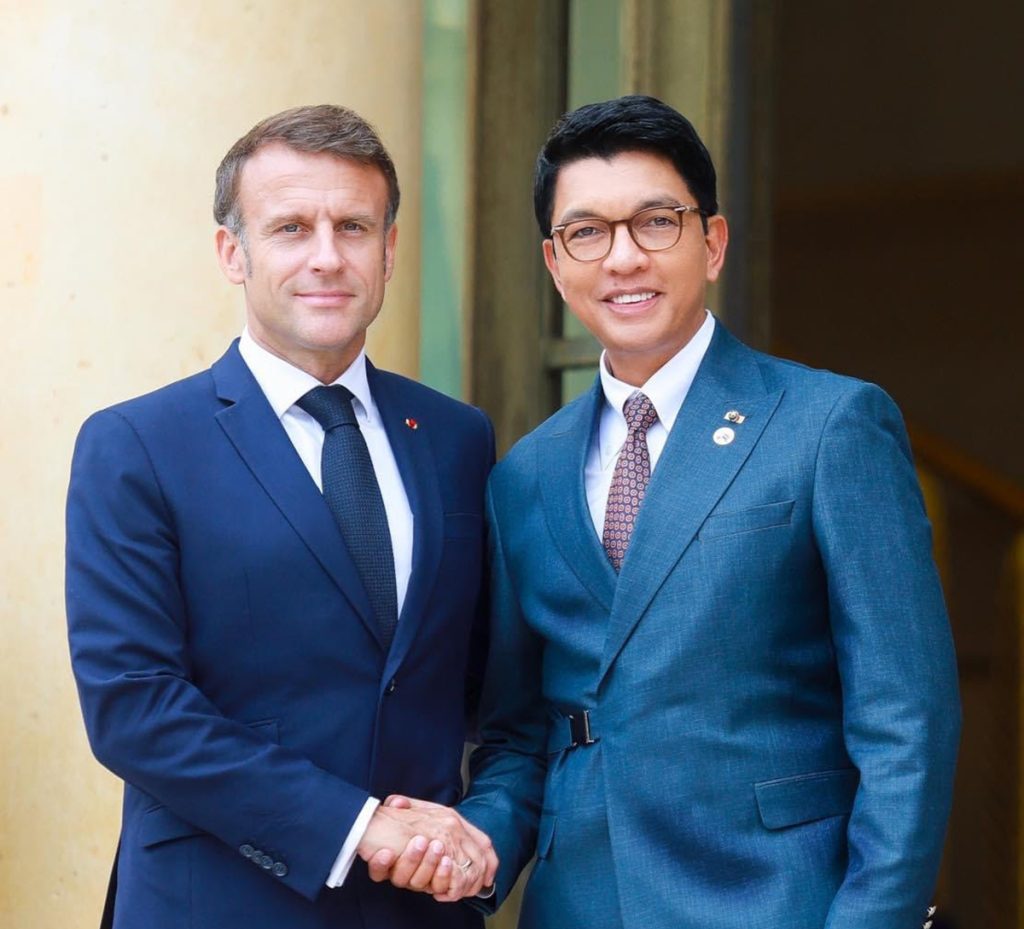 découvrez comment le président malgache andry rajoelina renforce son pouvoir grâce à une nouvelle coopération avec le président français emmanuel macron. analyse des enjeux politiques et diplomatiques entre madagascar et la france.