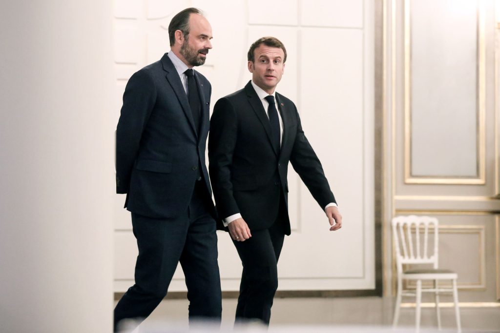 découvrez les stratégies mises en œuvre par édouard philippe pour prendre ses distances avec emmanuel macron, renforcer son positionnement politique et s'affirmer sur la scène nationale en vue des prochaines échéances électorales.