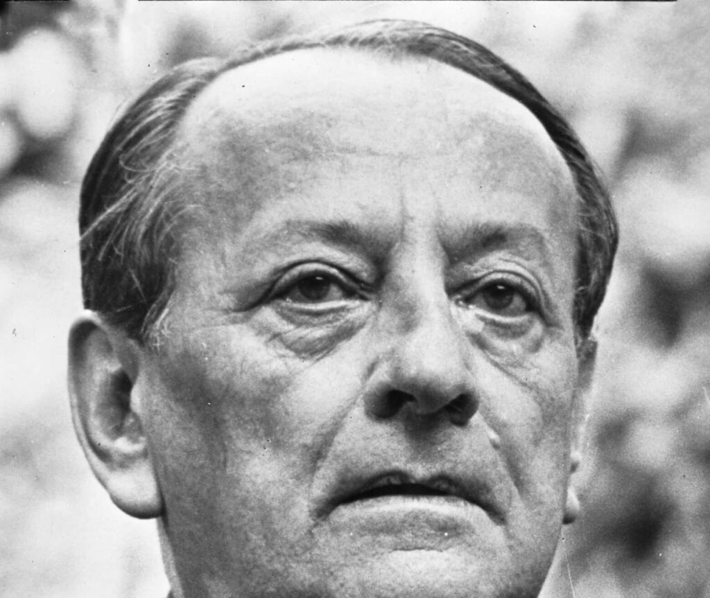découvrez la vie et l'œuvre d'andré malraux, écrivain renommé et homme d'état influent, figure majeure de la culture et de la politique françaises.