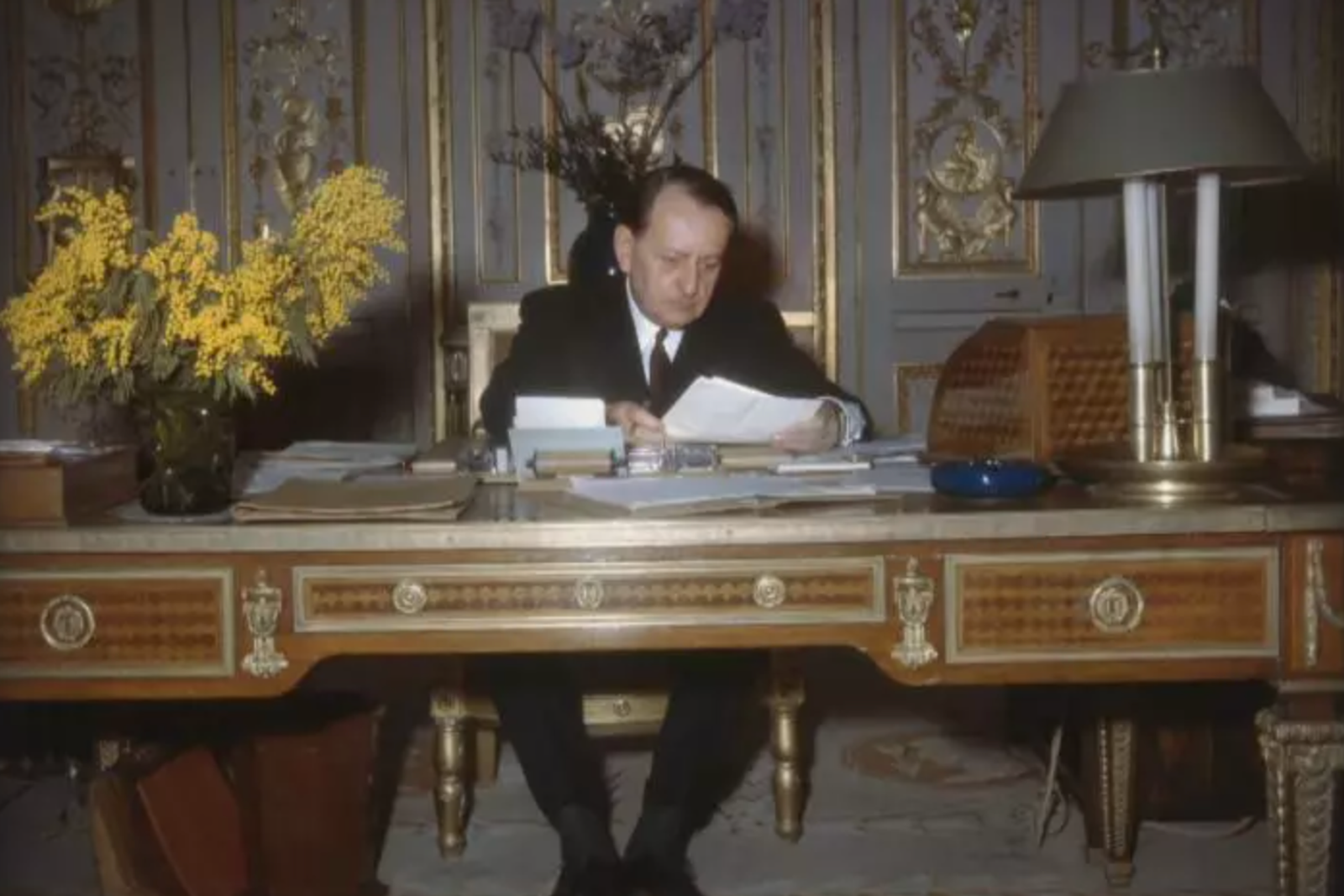 découvrez la vie et l'œuvre d'andré malraux, écrivain célèbre et homme d'état influent, dont l'engagement a marqué la culture et la politique françaises.