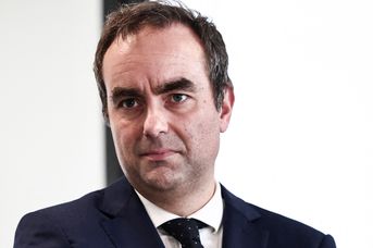 découvrez les échanges entre attal et macron ainsi que les enjeux de la primaire chez les républicains dans notre analyse complète.