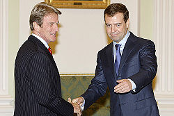découvrez le parcours exceptionnel de bernard kouchner, ses engagements humanitaires et politiques qui ont marqué l'histoire contemporaine.