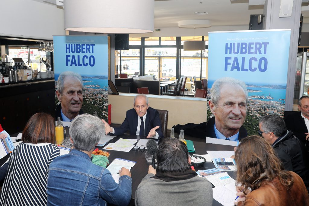découvrez comment un candidat à la mairie de toulon a été impliqué dans une affaire d'usurpation d'identité de macron pour obtenir des repas gratuits.