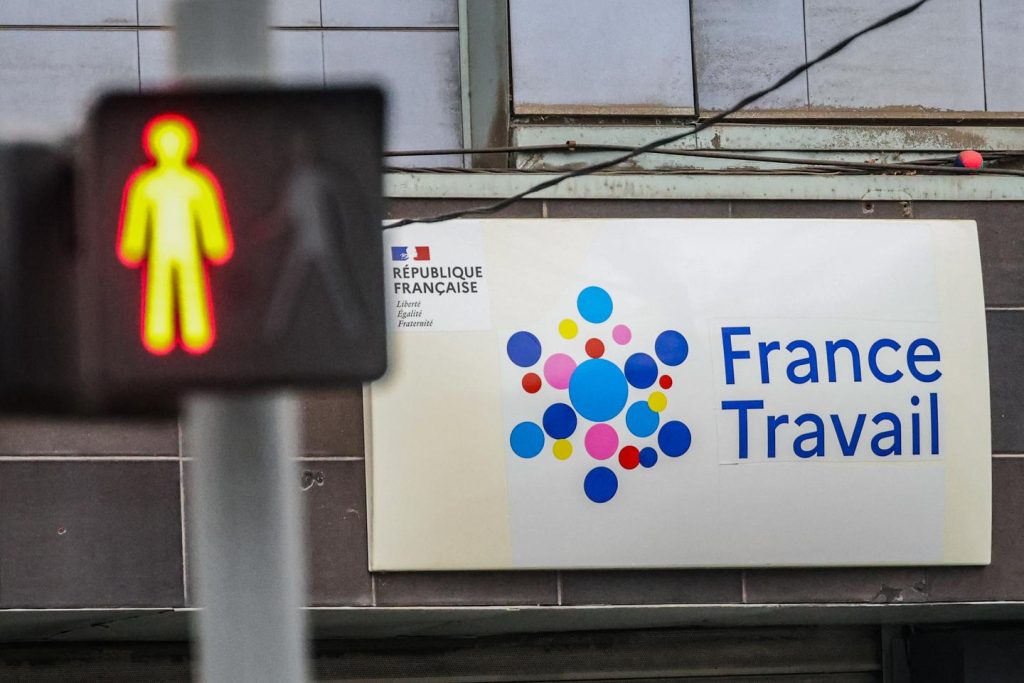 découvrez pourquoi, malgré un taux de chômage à 7,7%, le plein emploi reste un enjeu difficile à atteindre et s'interrogeons sur la réalité de cette utopie économique.