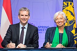 découvrez le parcours inspirant de christine lagarde et son influence majeure dans l'économie mondiale et la finance internationale.