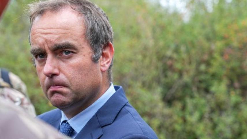 découvrez les confidences insolites de sébastien lecornu, révélant des anecdotes surprenantes et inédites sur sa carrière et sa vie personnelle.