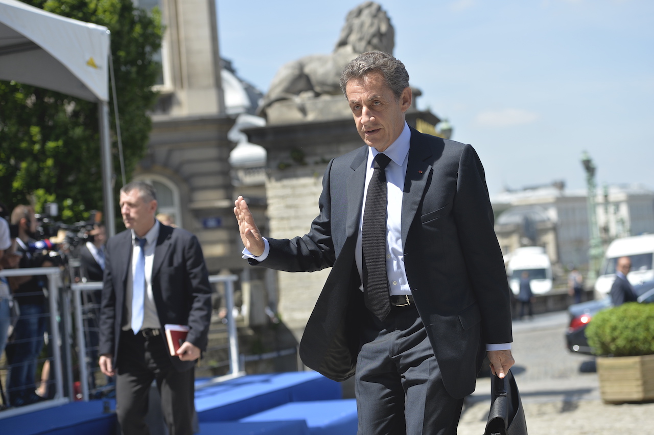 analyse de la déchéance du présidentialisme en france, de l'ère sarkozy à macron, explorant les évolutions politiques et institutionnelles majeures.