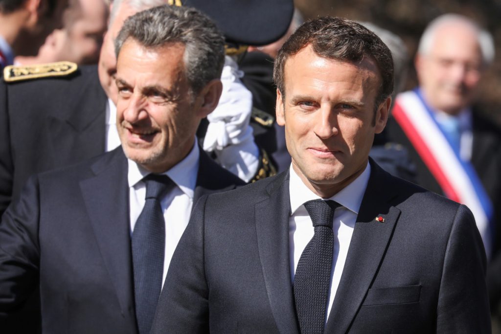 analyse de la déchéance du présidentialisme en france, de l'ère sarkozy à celle de macron, et ses impacts sur le paysage politique.