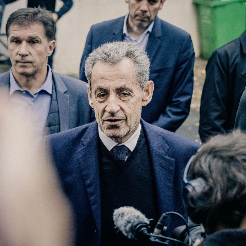 deux députés lfi se voient refuser l'accès à la prison de sarkozy, suscitant débats et réactions politiques.