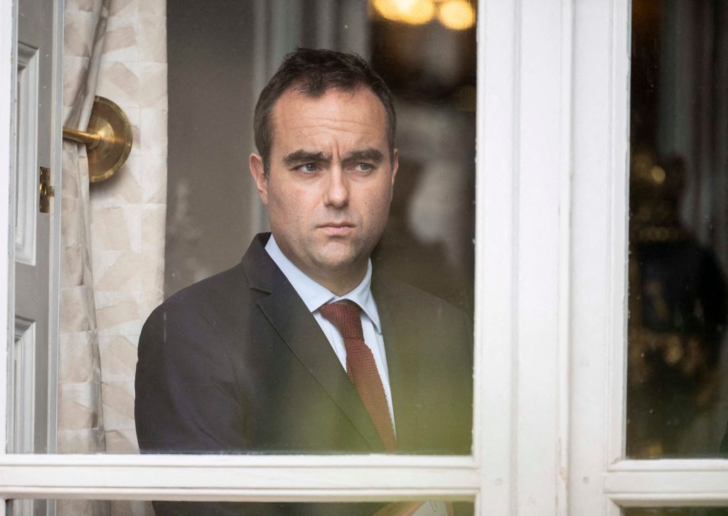 découvrez l'échange passionné et animé entre le cornu et ciotti, mettant en lumière leurs points de vue contrastés et l'intensité du débat.