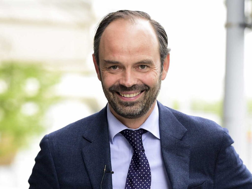 découvrez le parcours politique d'édouard philippe, de ses débuts à son rôle de premier ministre, ainsi que ses engagements et réalisations majeures.