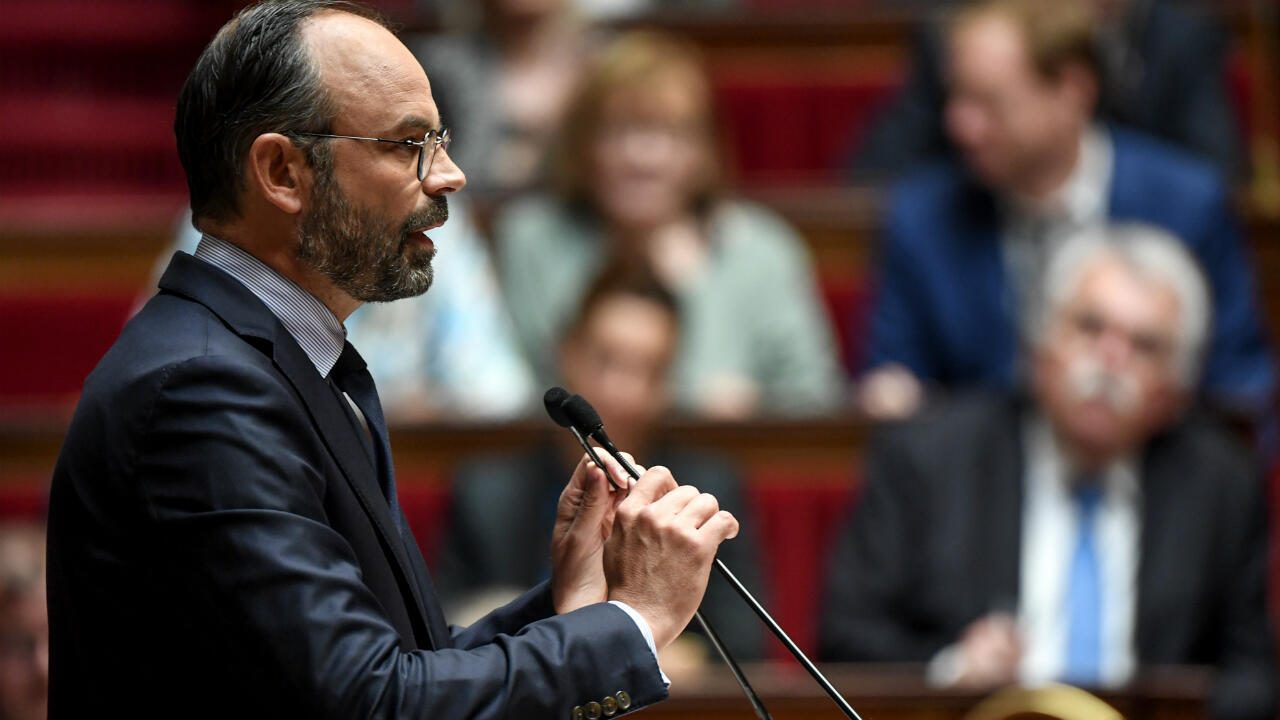 édouard philippe réfute les accusations concernant une éventuelle fragilisation des institutions, défendant fermement leur stabilité et leur intégrité.