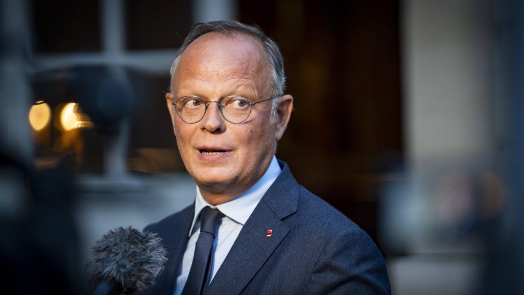édouard philippe réfute les accusations selon lesquelles il fragiliserait les institutions, affirmant son engagement à leur stabilité et à leur bon fonctionnement.