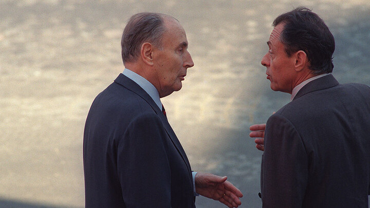 découvrez le parcours de françois mitterrand, président emblématique de la ve république française, ses réformes marquantes et son impact durable sur la france contemporaine.